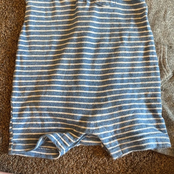 2 Adorable Baby Gap Rompers- size 6-12 months - Picture 5 of 7